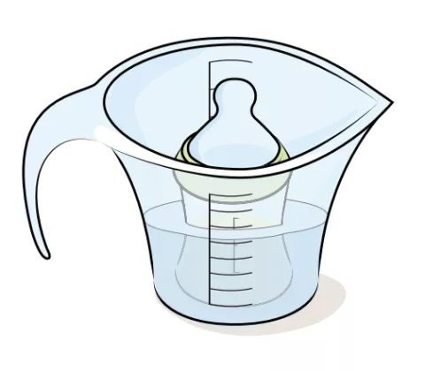 An illustration of a bottle of formula submerged in a measuring cup of water.